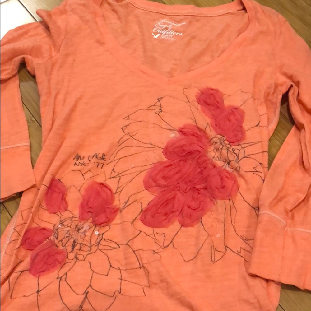 American Eagle coral 3/4 length Top w Flowers 🌺